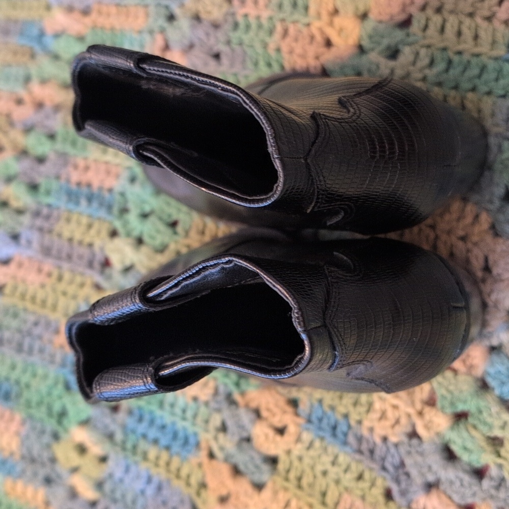 Chinese Laundry Black Textured Leather Heeled Ankle Boots - Picture 10 of 11